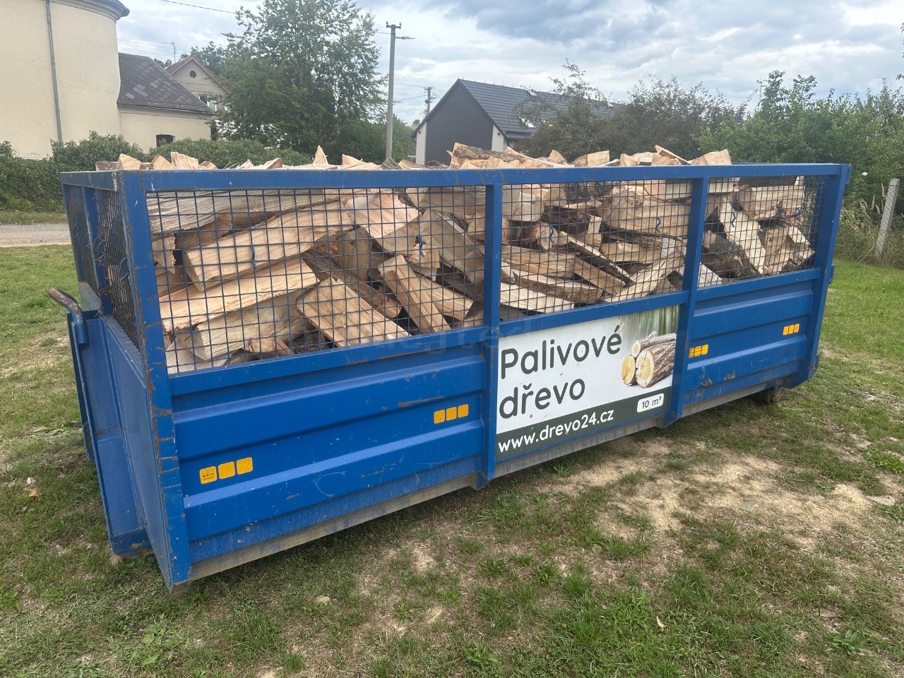 Štípané palivové dřevo s dovozem v okolí Krnova