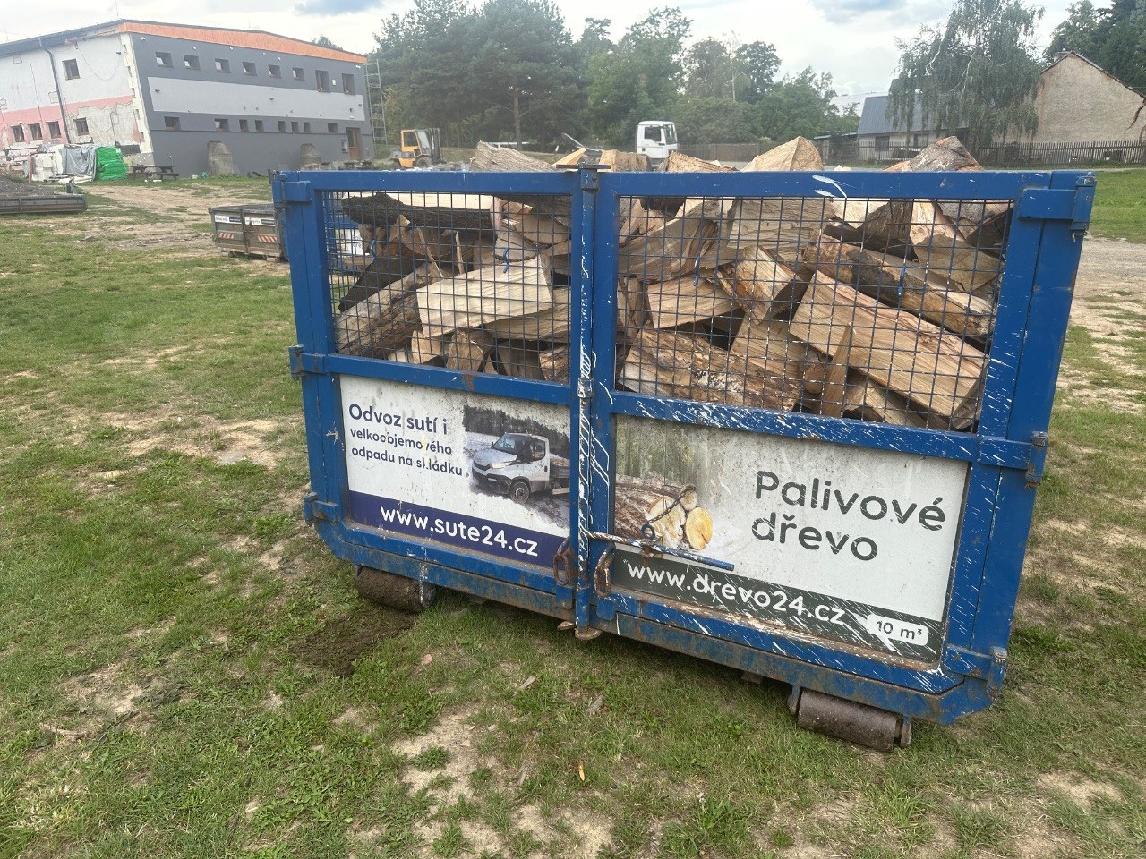 Štípané palivové dřevo s dovozem v okolí Krnova