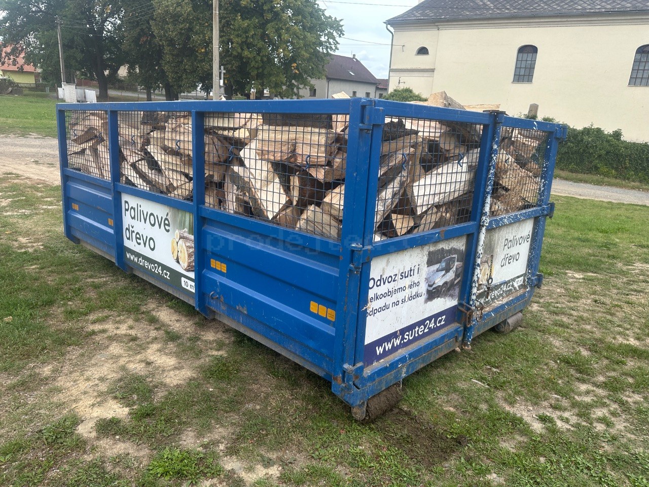 Štípané palivové dřevo s dovozem v okolí Krnova